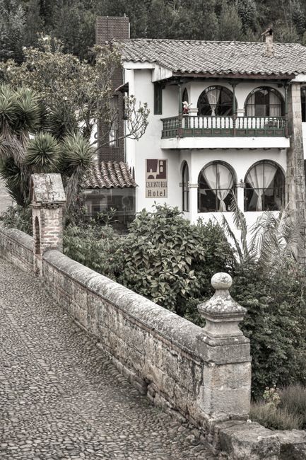 Hotel boutique colombiano con arquitectura colonial y diseño auténtico para mercado LATAM 2026