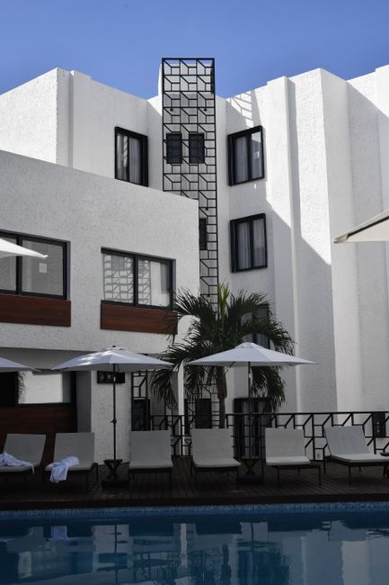 Hotel boutique mexicano con arquitectura colonial y diseño auténtico para mercado LATAM 2026