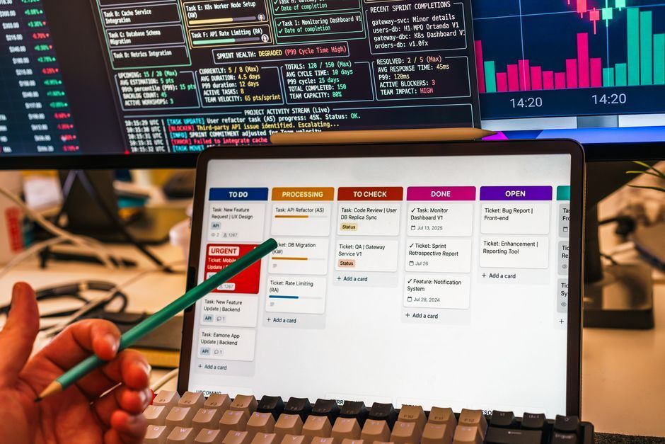 Hotel manager analizando KPIs y métricas de performance para su hotel independiente LATAM 2026