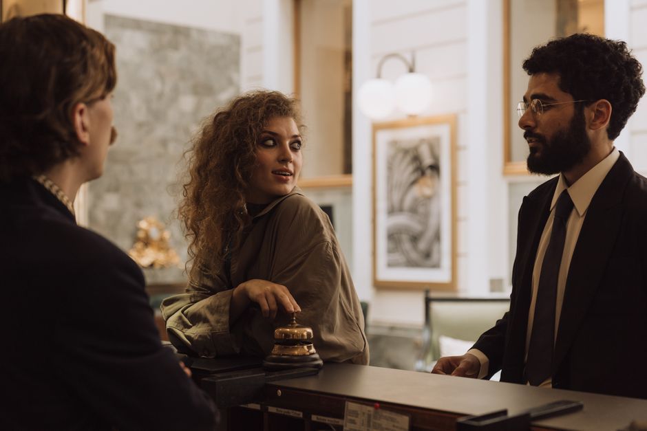 Hotelero gestionando reservas para evitar overbooking en su propiedad LATAM 2026