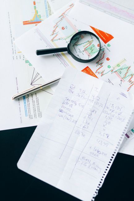 Gestor hotelero midiendo el ROI y KPIs financieros de su propiedad en LATAM 2026