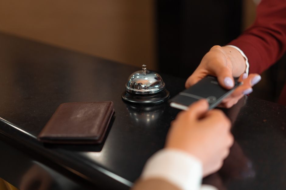 Hotelero optimizando su perfil de Booking en LATAM 2026 para aumentar visibilidad
