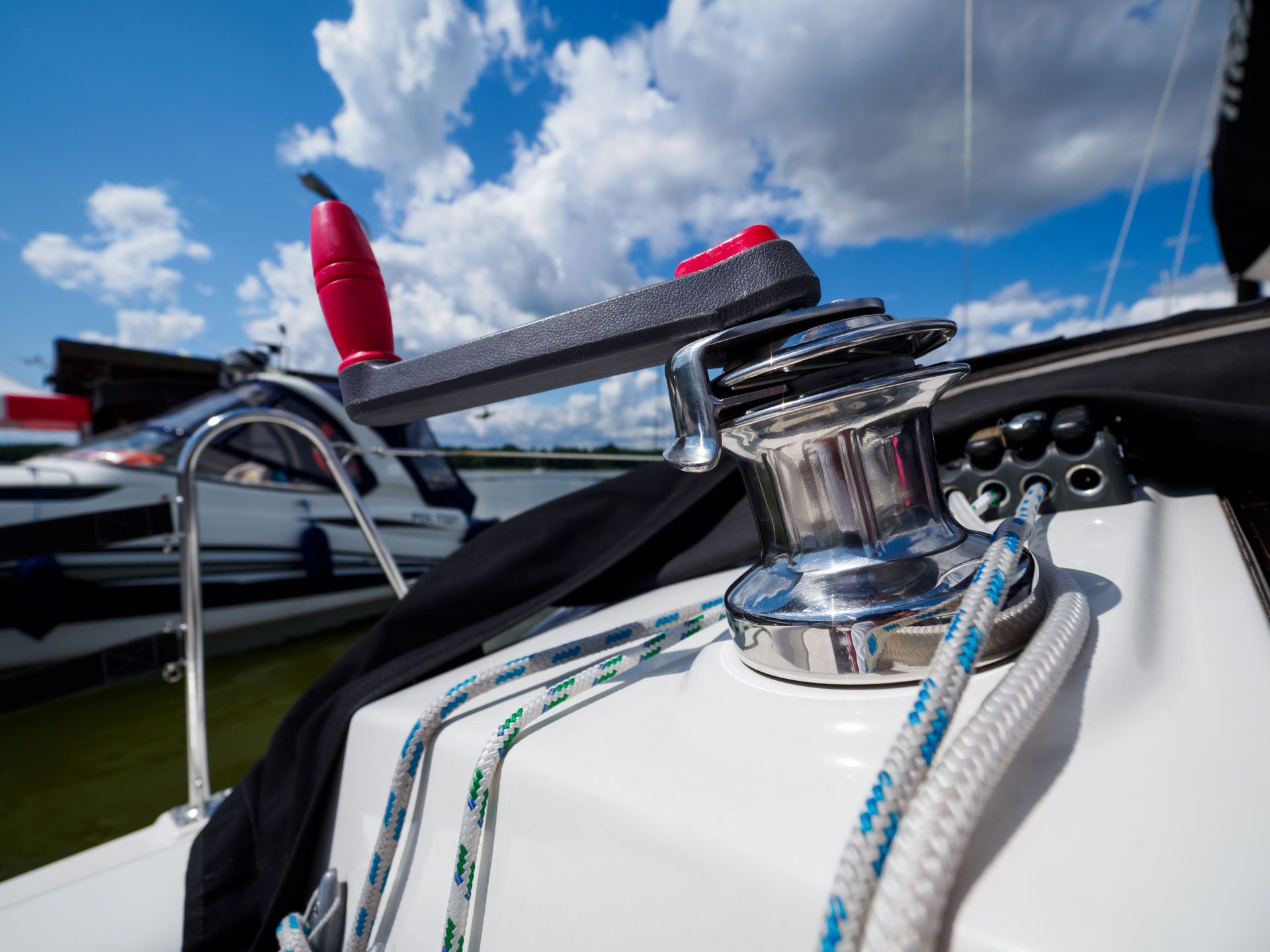 A close up of a winch on a sailboat.