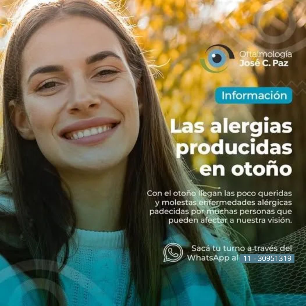 Mujer sonriente en escena de otoño