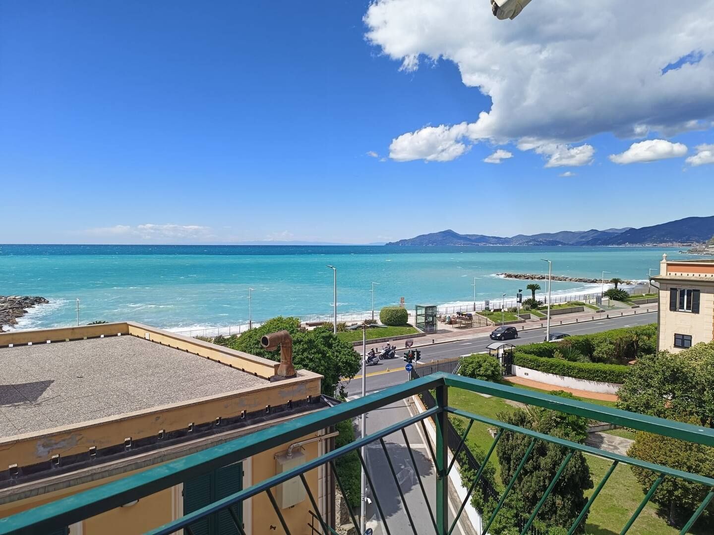 Una vista Golfo Tigullio dal balcone di  passi dal mare