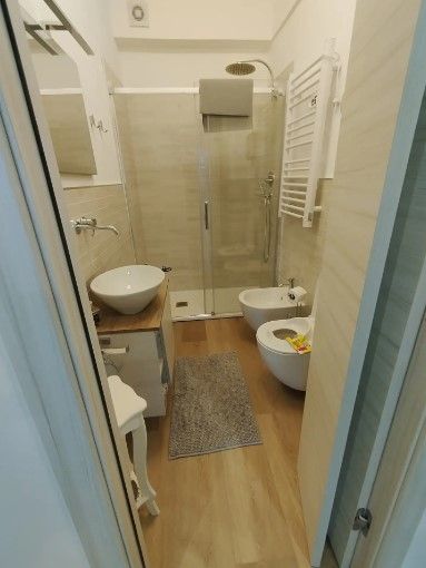 Un bagno con lavabo, wc e doccia.