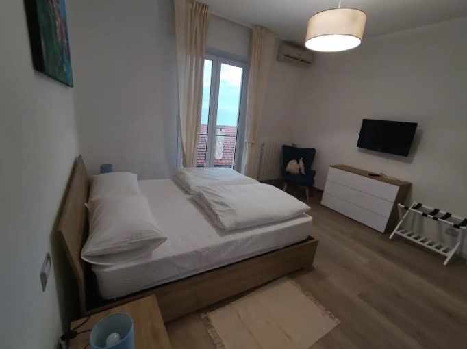 Una camera da letto con un letto grande e una tv a schermo piatto