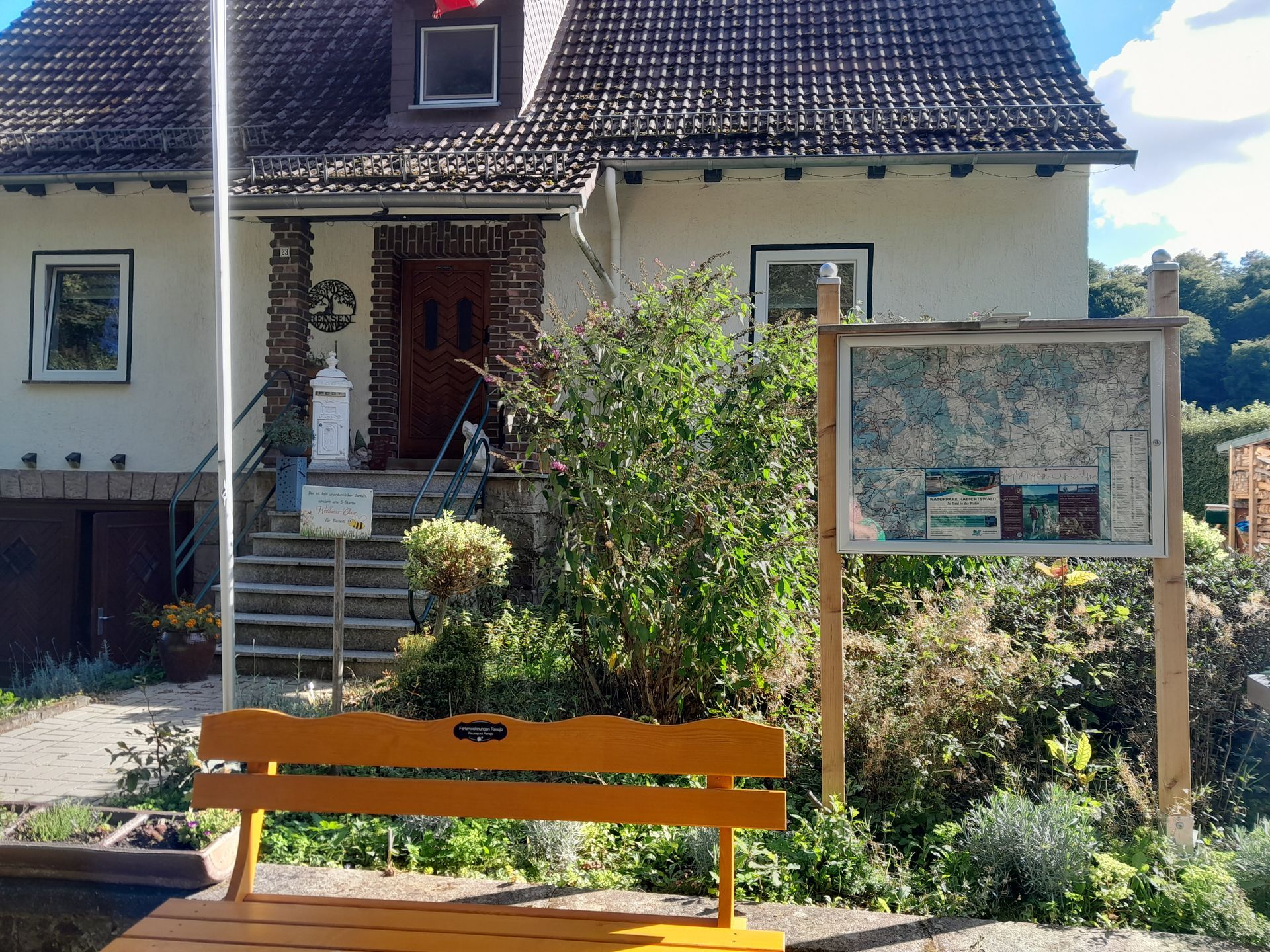 Een uitrustbankje en een wandelkaart.