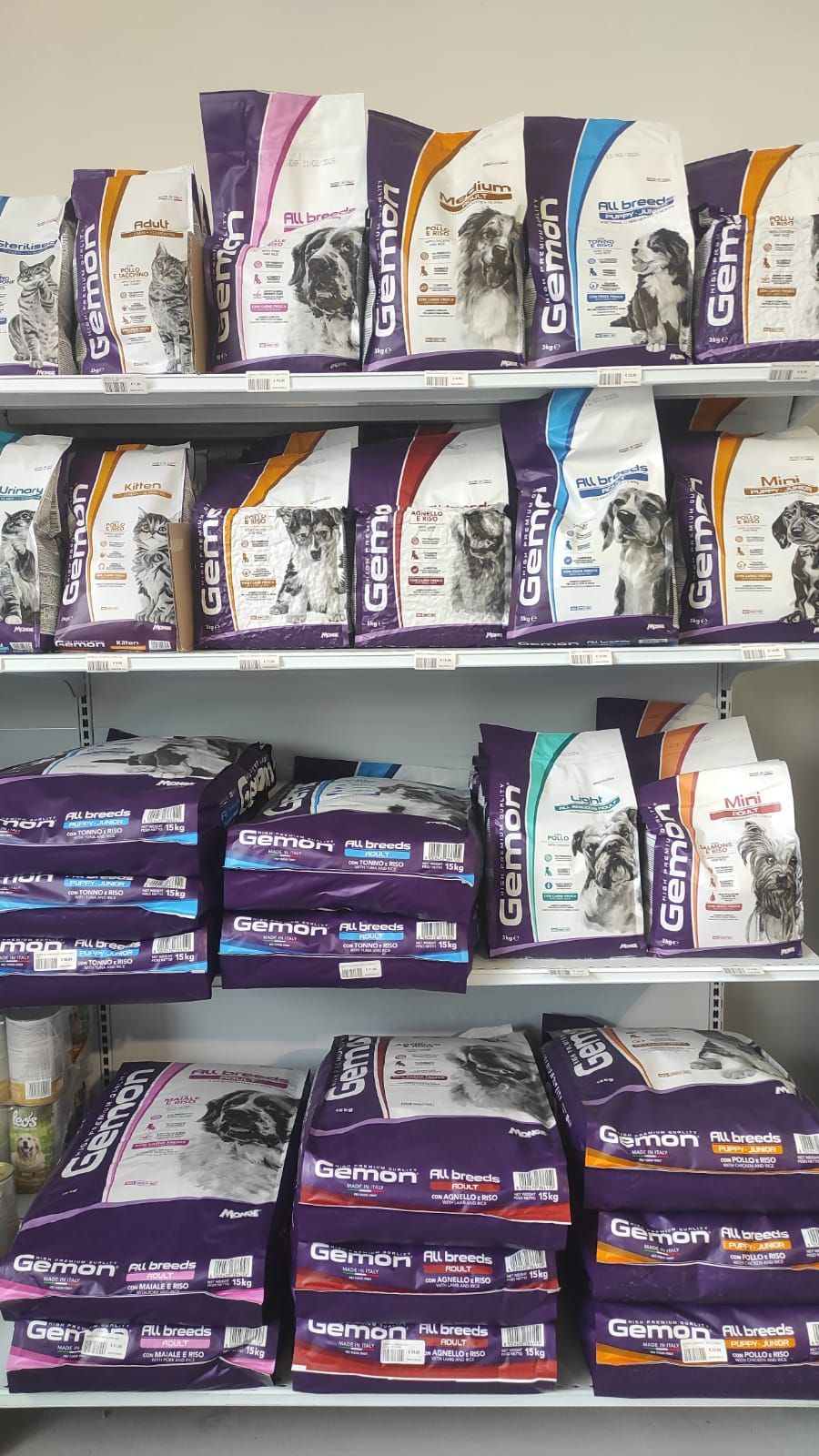 Uno scaffale pieno di tanti sacchetti di cibo per gatti