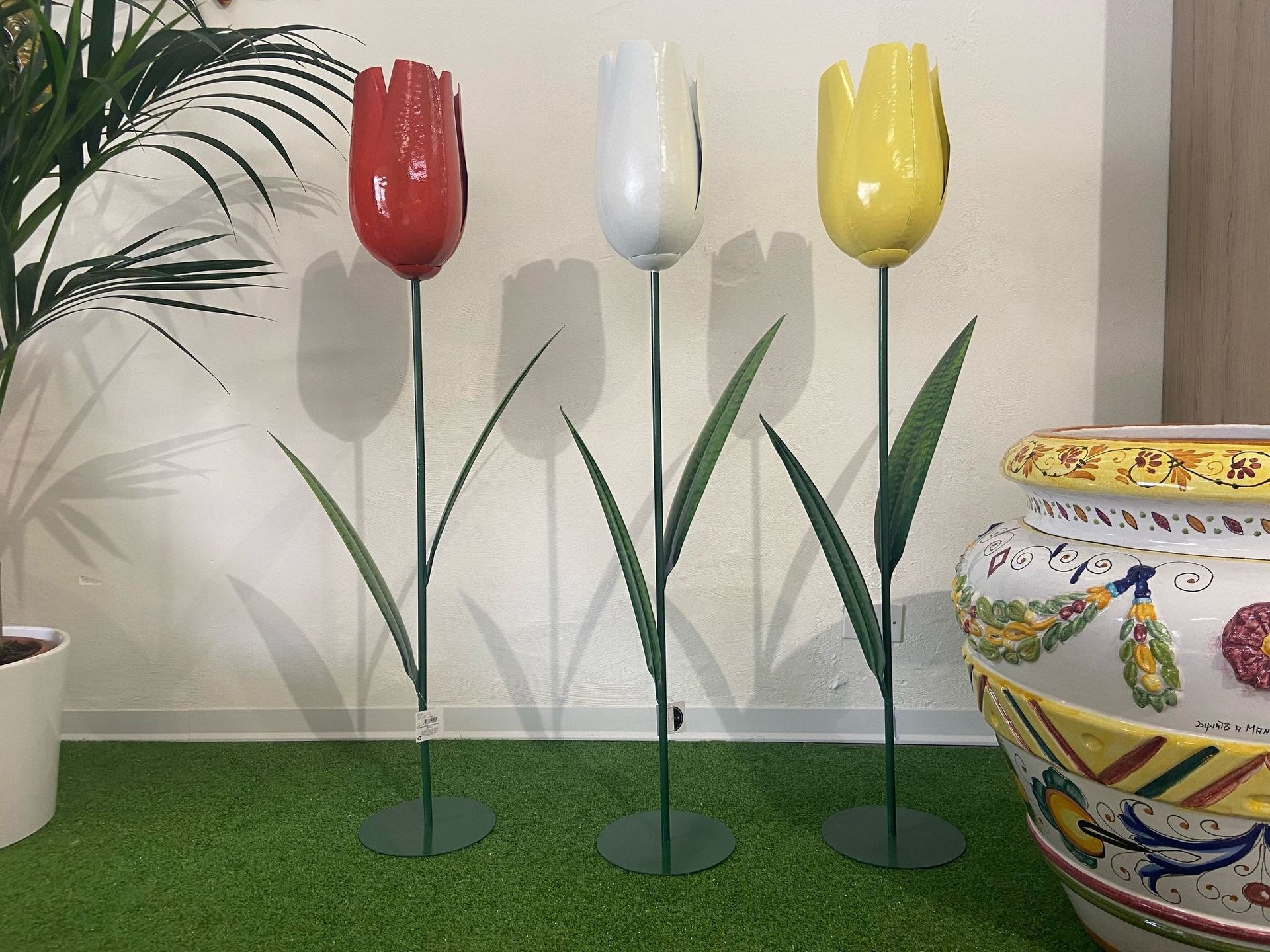 Un tulipano rosso, bianco e giallo su un supporto verde