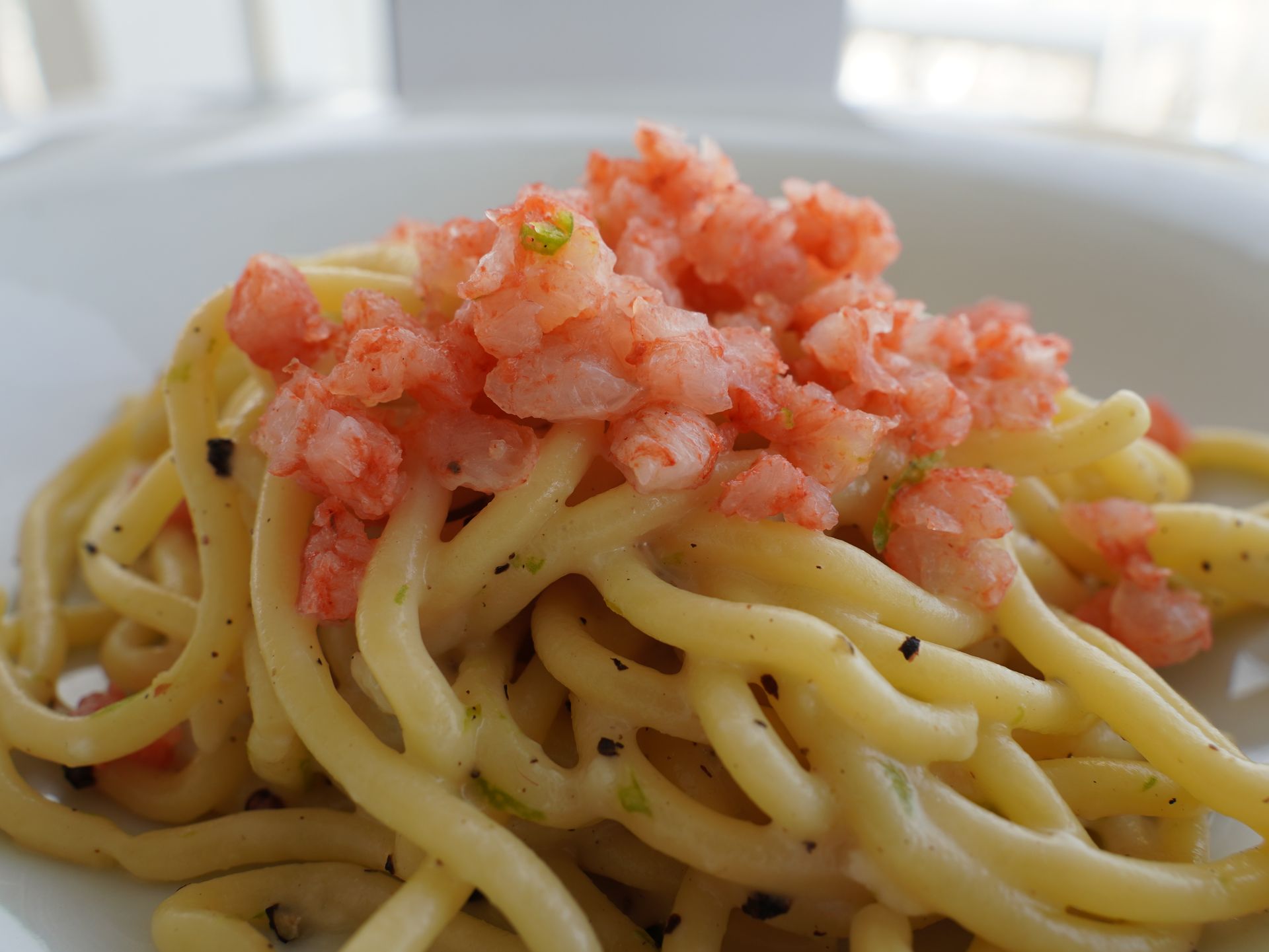 Spaghettone Cacio e Pepe, Lime e Tartare di Gambero Rosso di Mazara del Vallo