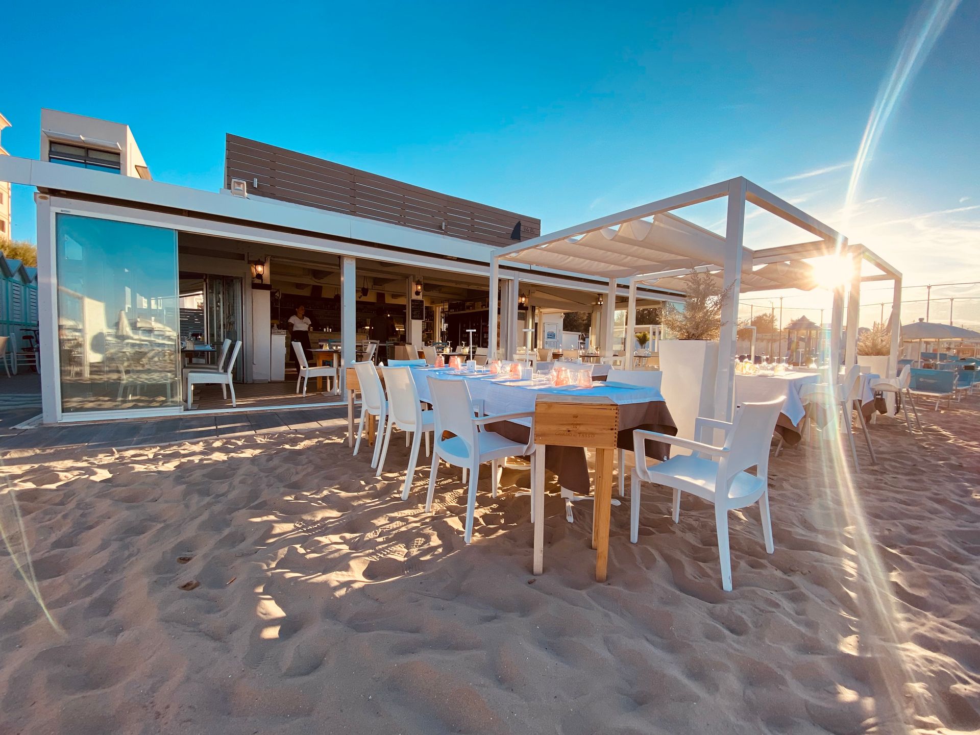 I tavoli del Vela Blu sulla spiaggia di Riccione