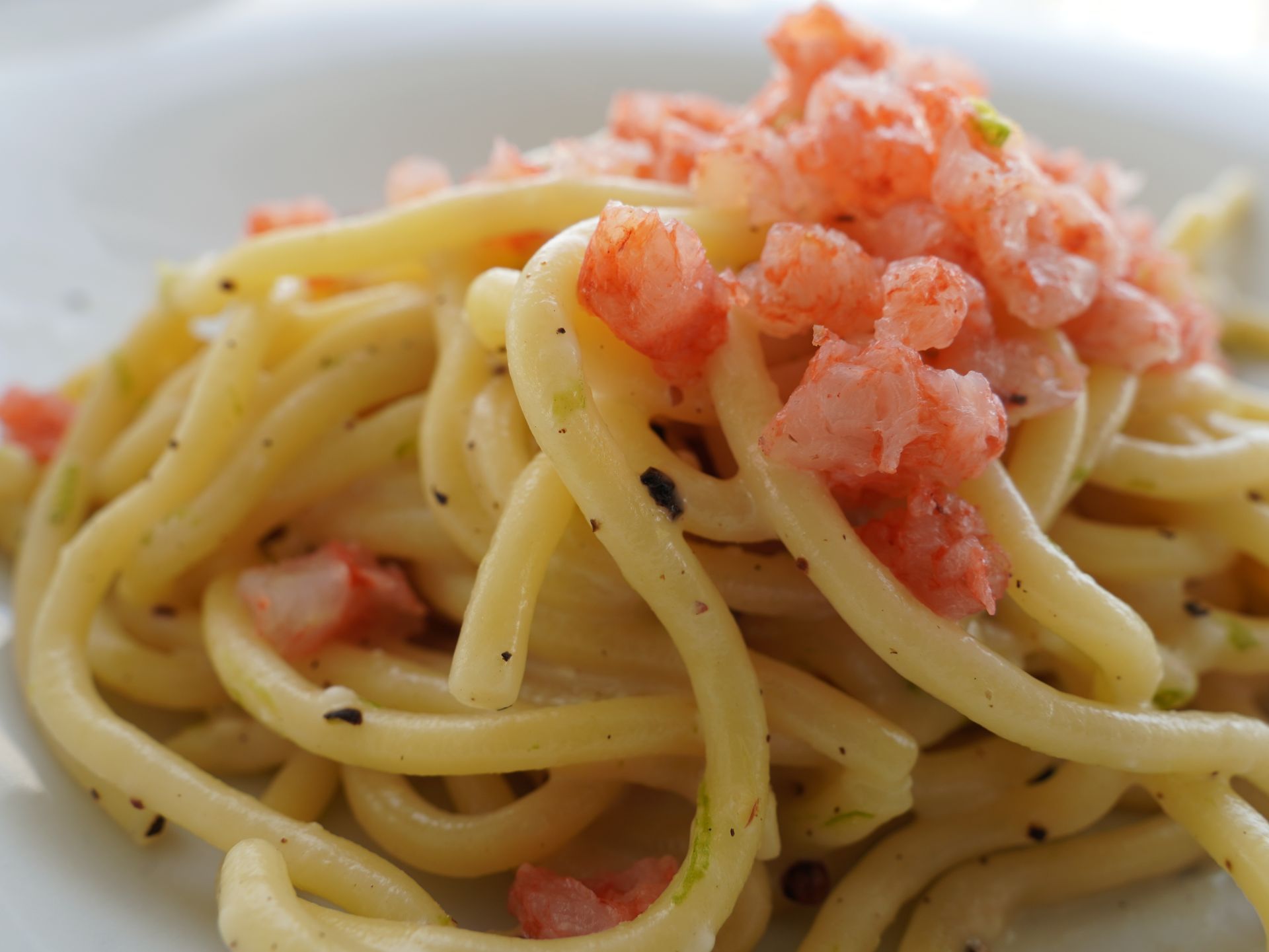 Spaghettone cacio e pepe con tartare di gambero rosso di Mazara, Vela Blu Riccione