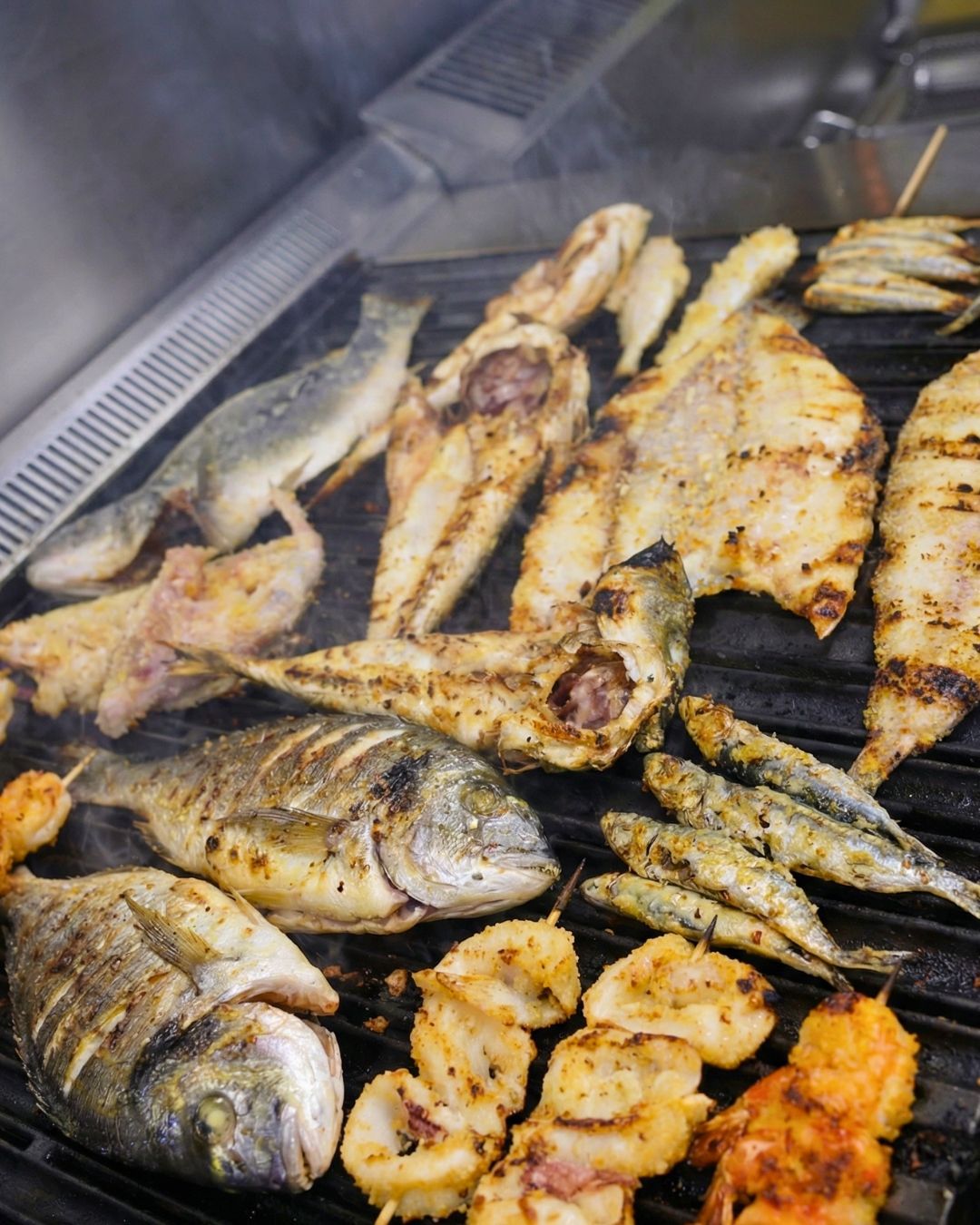 Grigliata di pesce sui carboni alla brace, cucina romagnola Vela Blu