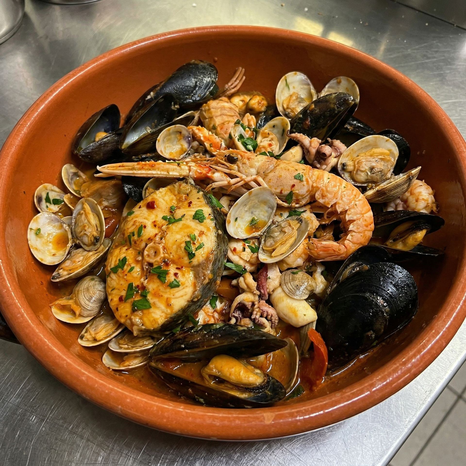 Guazzetto di mare nel coccio, primo della tradizione Vela Blu Riccione