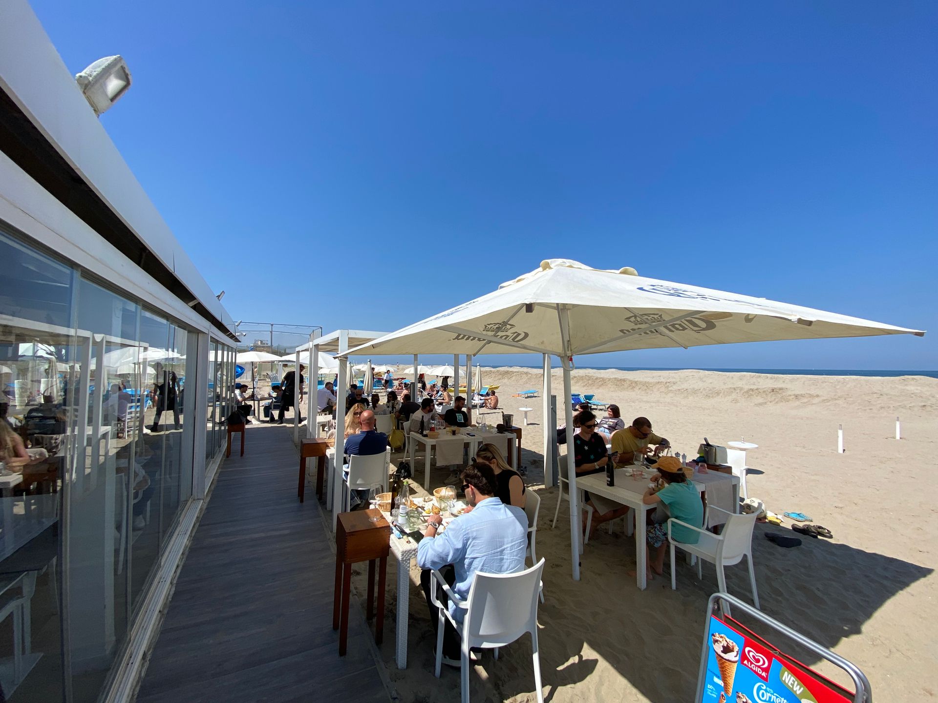 Tavoli sulla sabbia vista mare, ristorante Vela Blu Riccione
