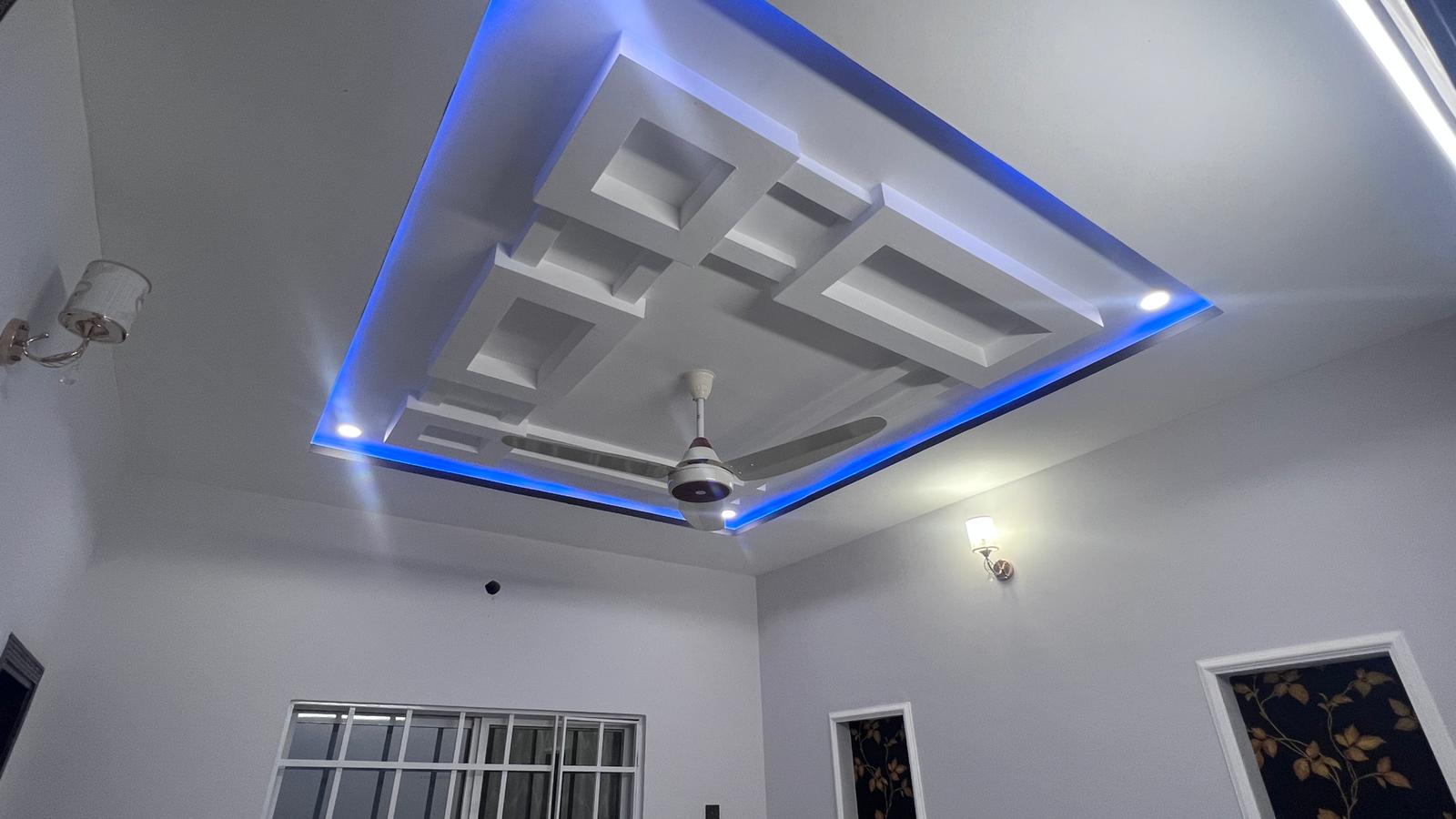 A ceiling fan is hanging from the ceiling of a room.