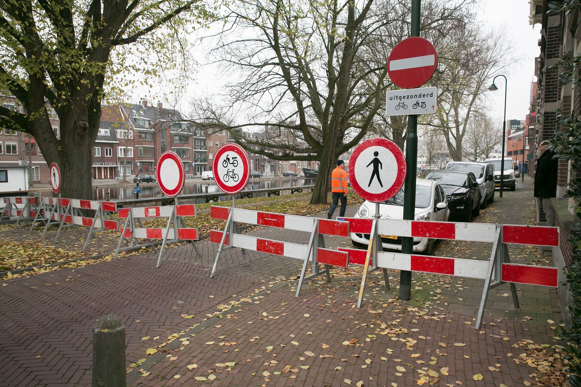 Een rij rode en witte barrières in een straat