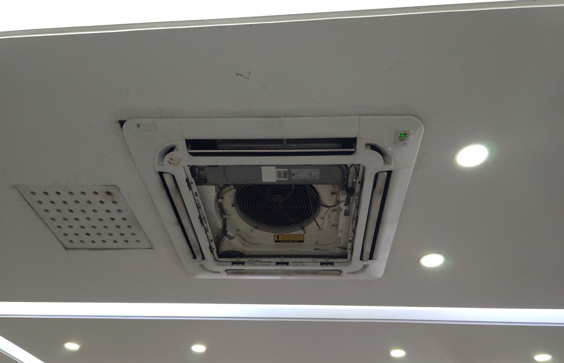 A ceiling fan is hanging from the ceiling of a room.