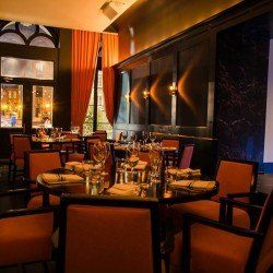 Un restaurant avec des tables et des chaises installées pour le dîner