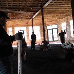 Un homme se tient au milieu d'un bâtiment en construction.