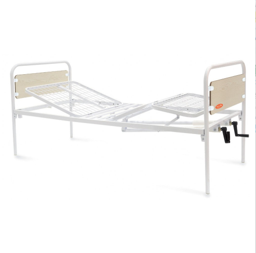 Letto ospedaliero bianco regolabile con sponde in metallo e manovelle su sfondo bianco uniforme.
