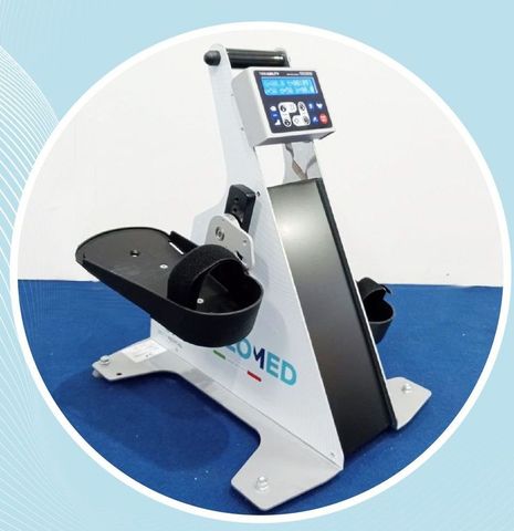 Macchina per esercizi di riabilitazione di colore bianco con sedile nero, touchscreen e struttura grigio-blu