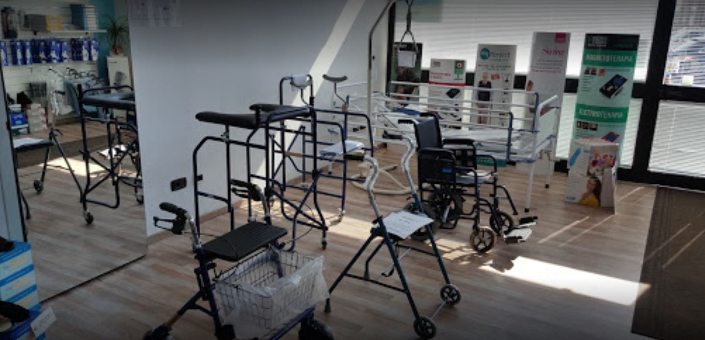 Showroom al coperto con scooter e deambulatori pieghevoli in esposizione alla luce del sole.
