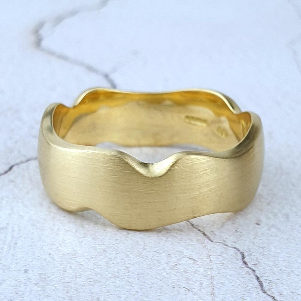 18ct gold carved band