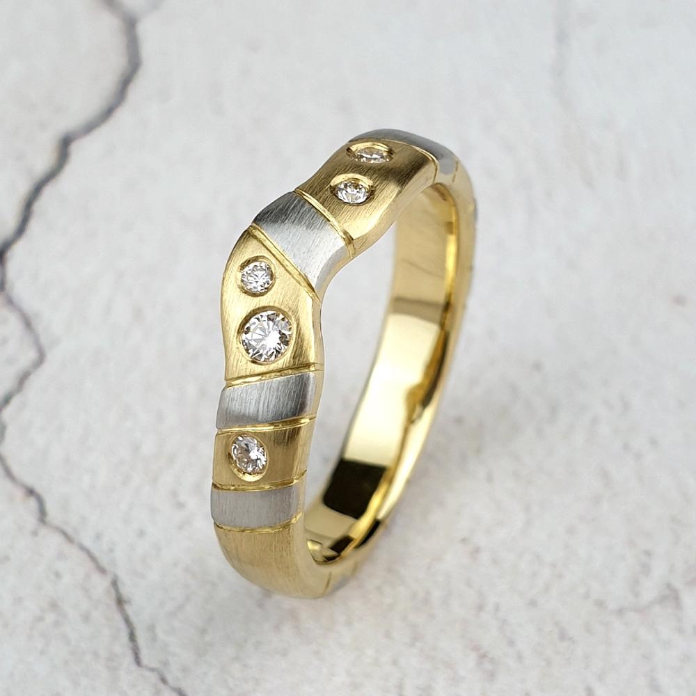 Yellow gold fitted wedding ring with platinum stripes and diamonds