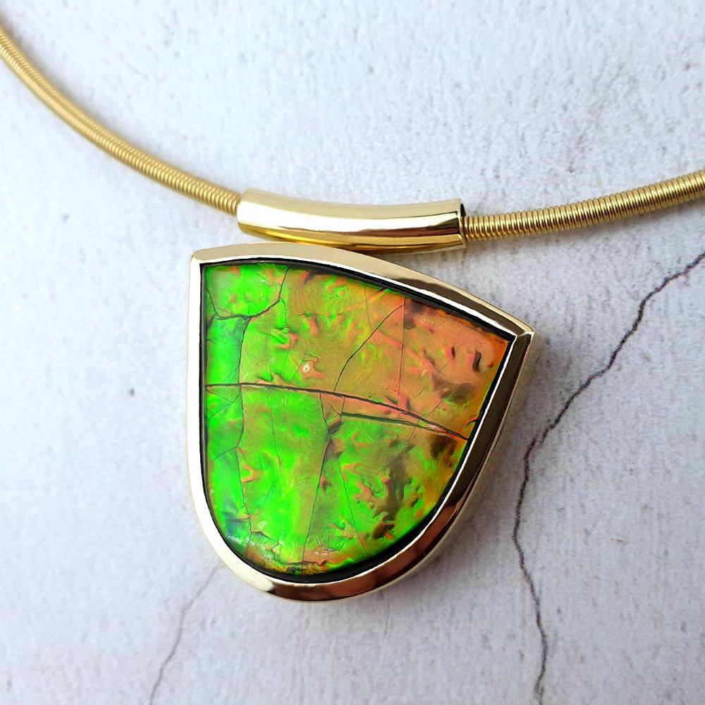 18ct gold pendant with Ammolite