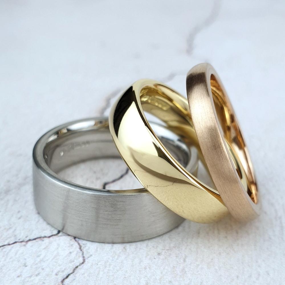 Men's plain bands in platinum and gold Plain men's wedding bands in platinum, yellow gold and rose gold