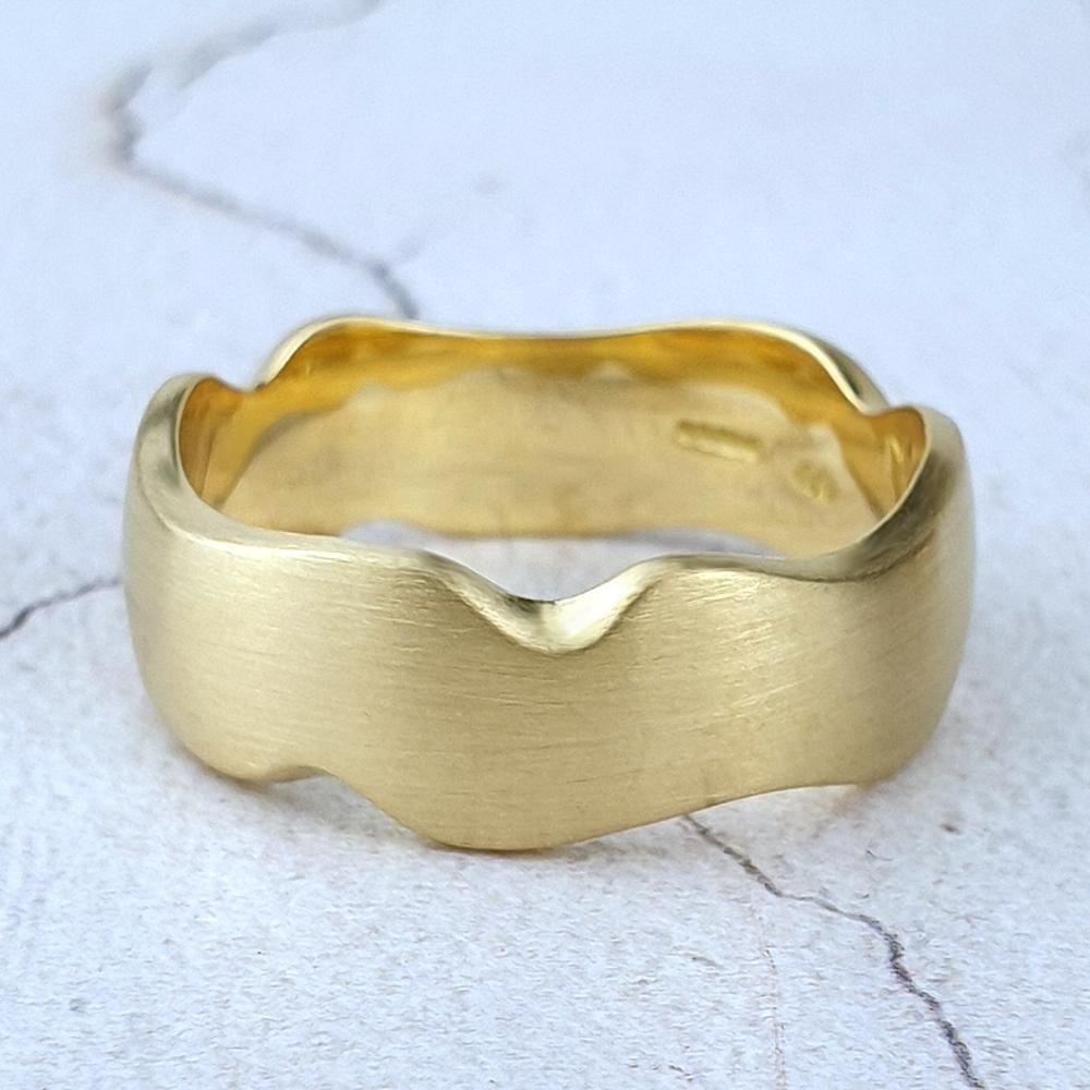 Wedding band carved with matte finish