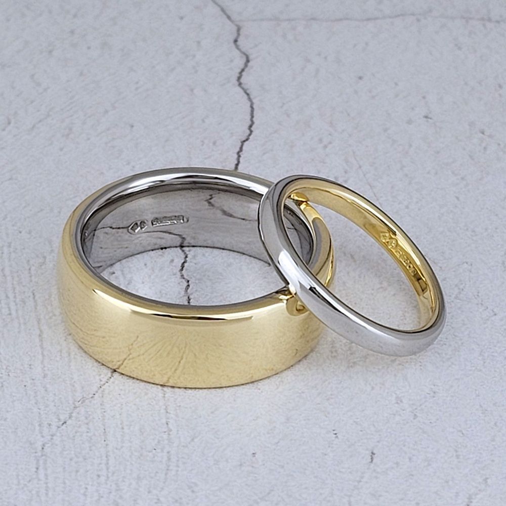 Wedding ring with engraved design Pair or wedding rings in opposite colourways