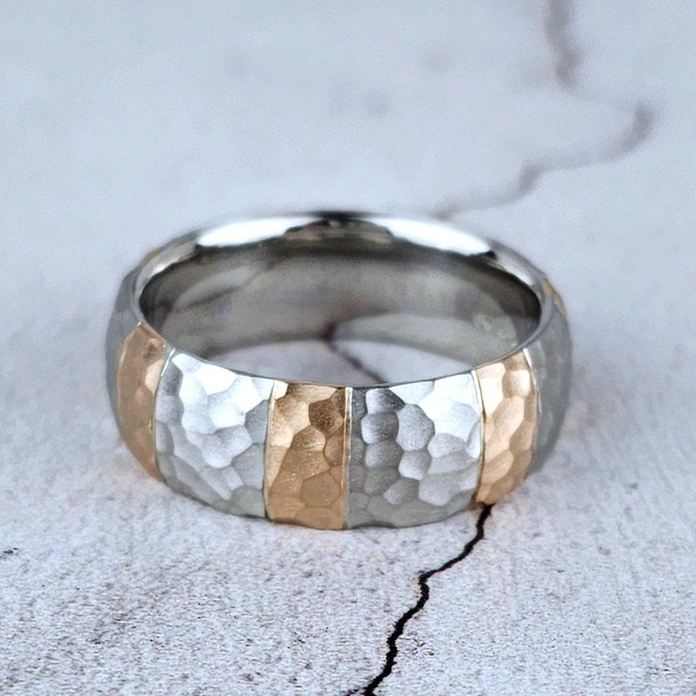 Hammered wedding ring in platinum with red gold