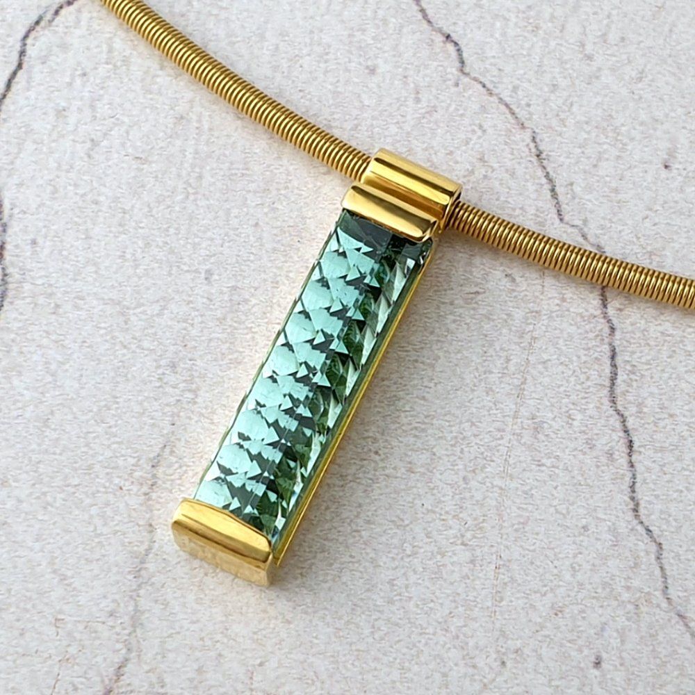 !8ct gold pendant with rectangular green tourmaline