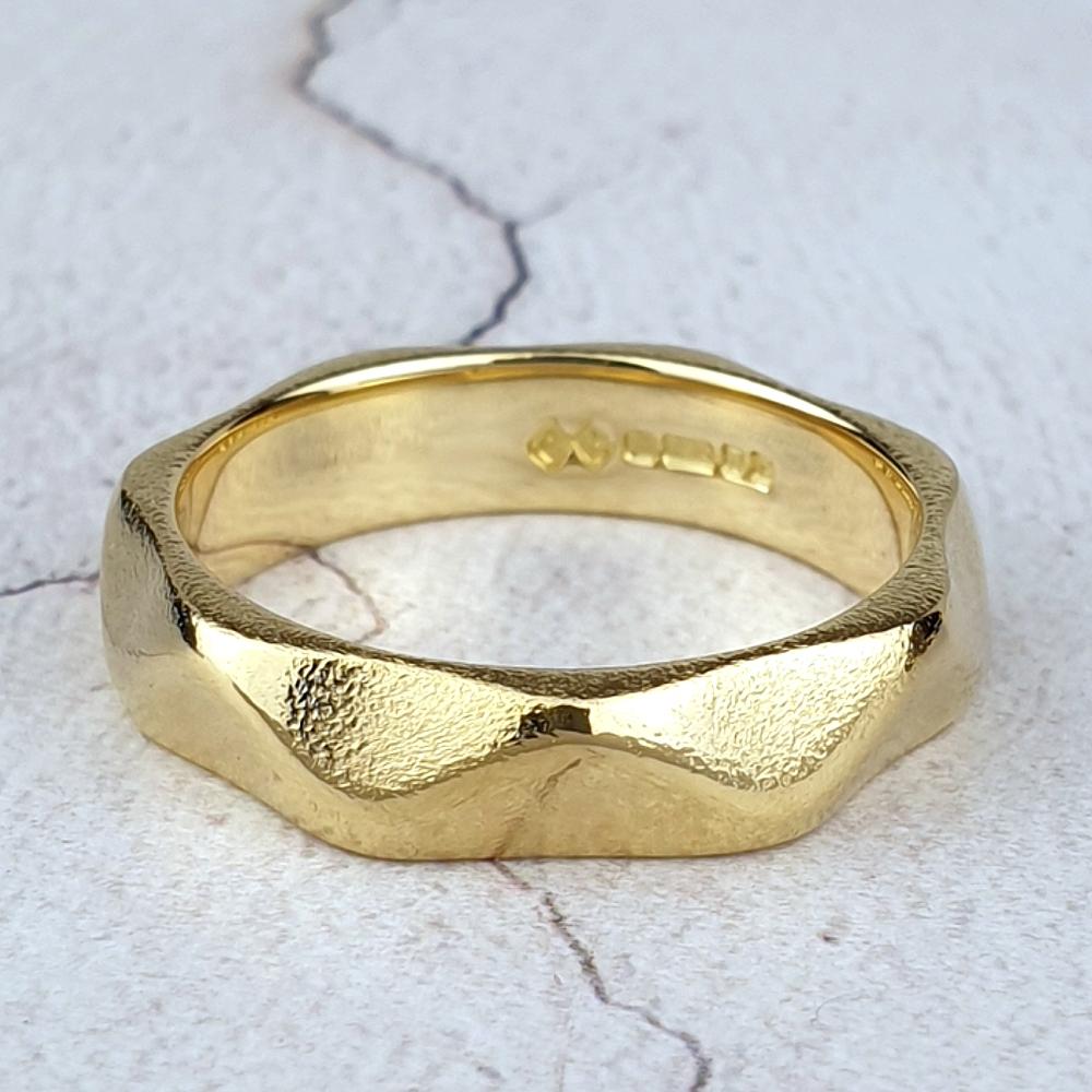 Wedding band carved with wavy apex