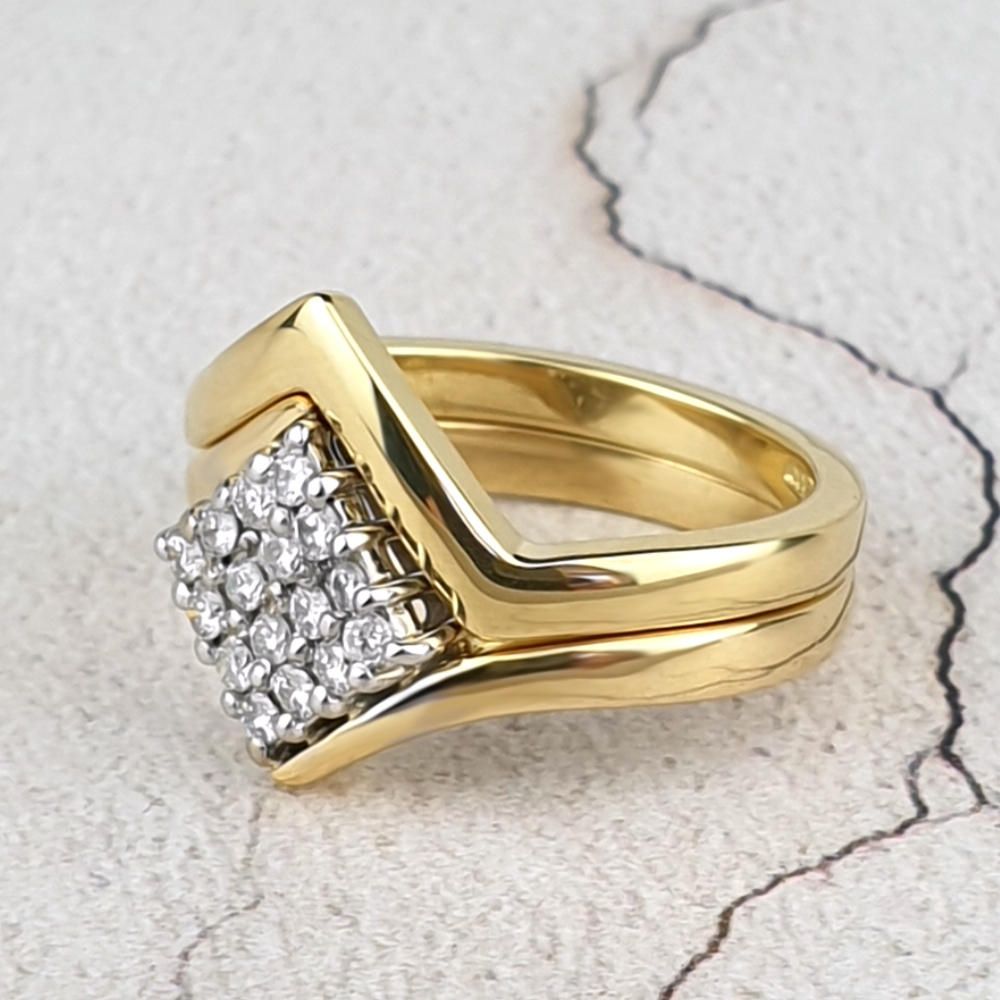 18ct gold fitted wedding ring for a square cluster