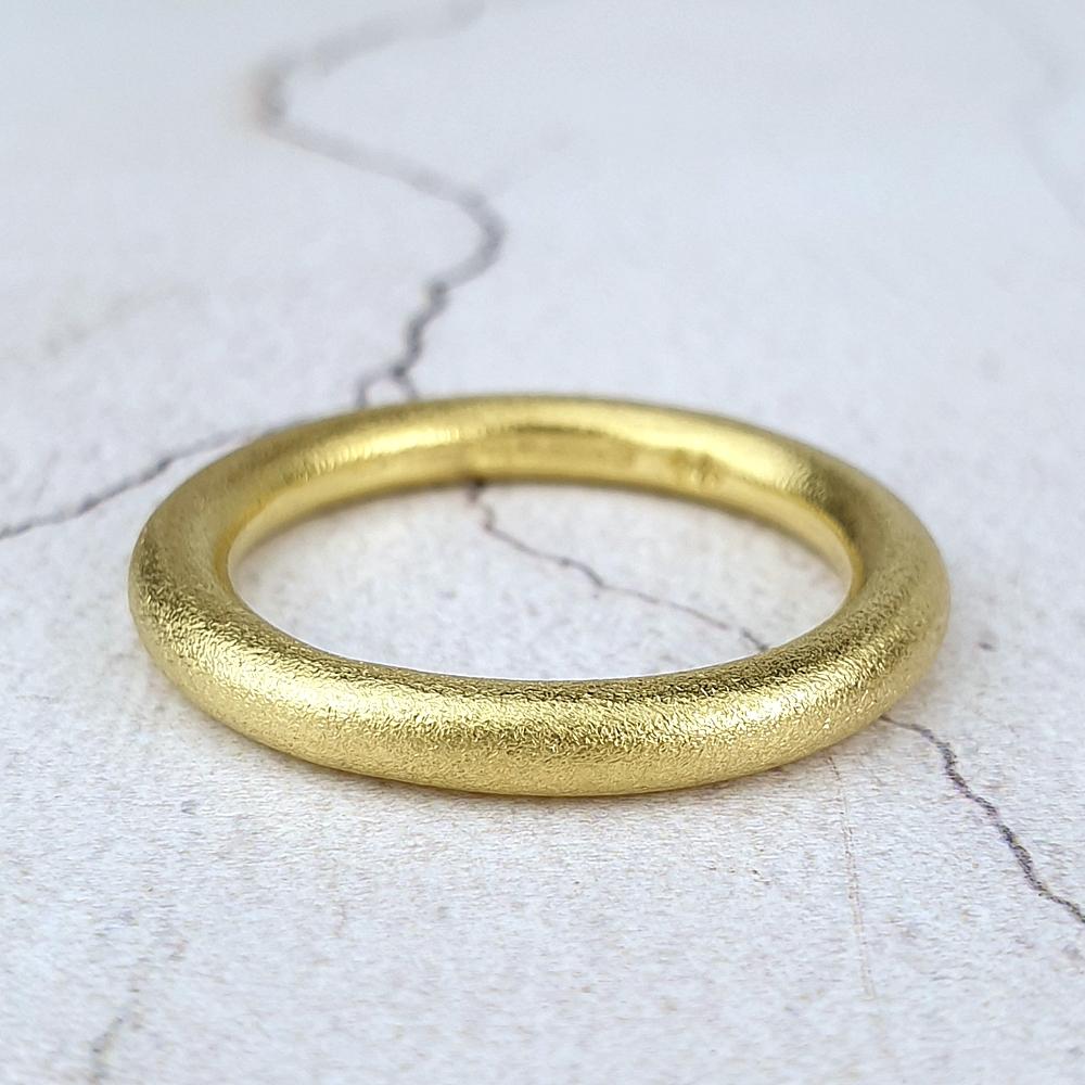 18ct yellow gold round section band sand-blasted
