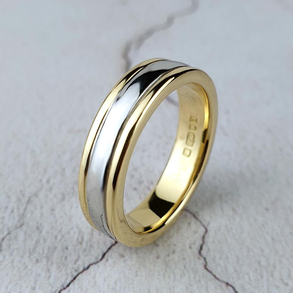 Wide platinum centre and narrower gold outer bands