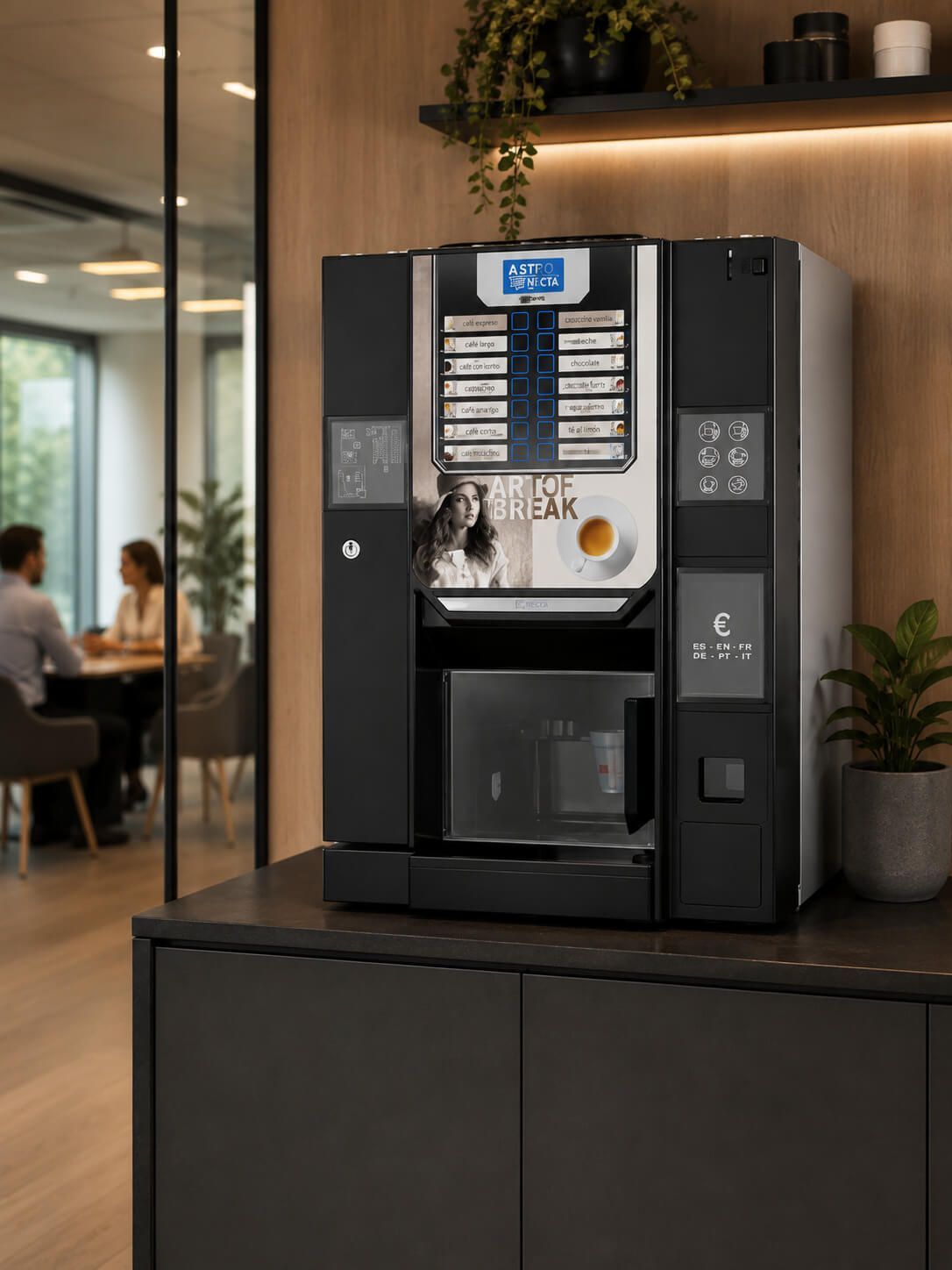 Máquina expendedora de café negro sobre un mostrador en la sala de descanso de una oficina moderna.