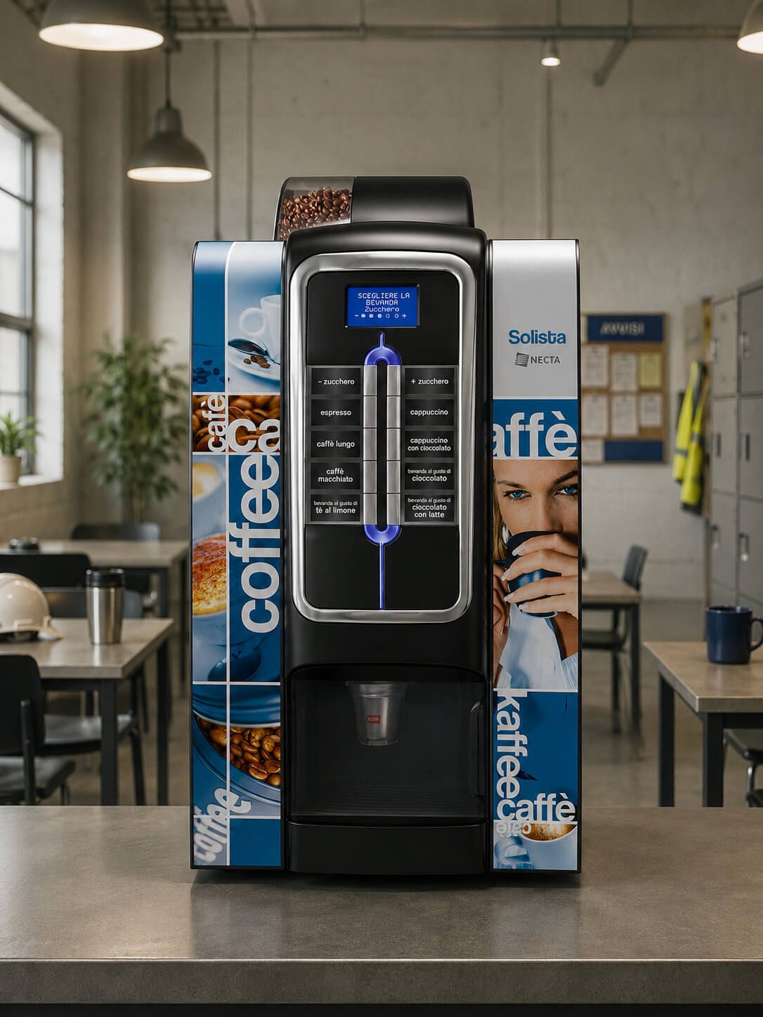 Máquina expendedora de café negra con pantalla azul en una sala de descanso, flanqueada por paneles con motivos relacionados con el café.