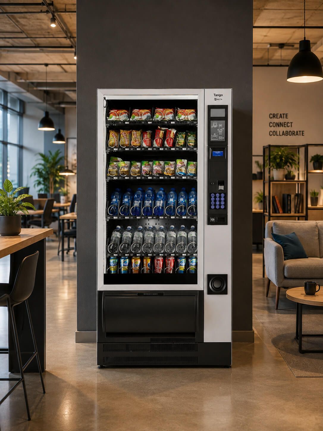 Máquina expendedora de aperitivos y bebidas en una moderna sala de descanso de oficina.