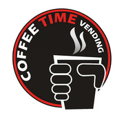 Logotipo de Coffee Time con una taza humeante en la mano, un círculo negro con borde rojo y texto blanco.