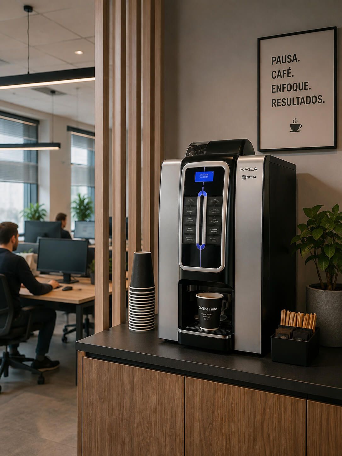 Cafetera sobre una encimera de madera en una moderna sala de estar de oficina, con un letrero y una zona de asientos al fondo.