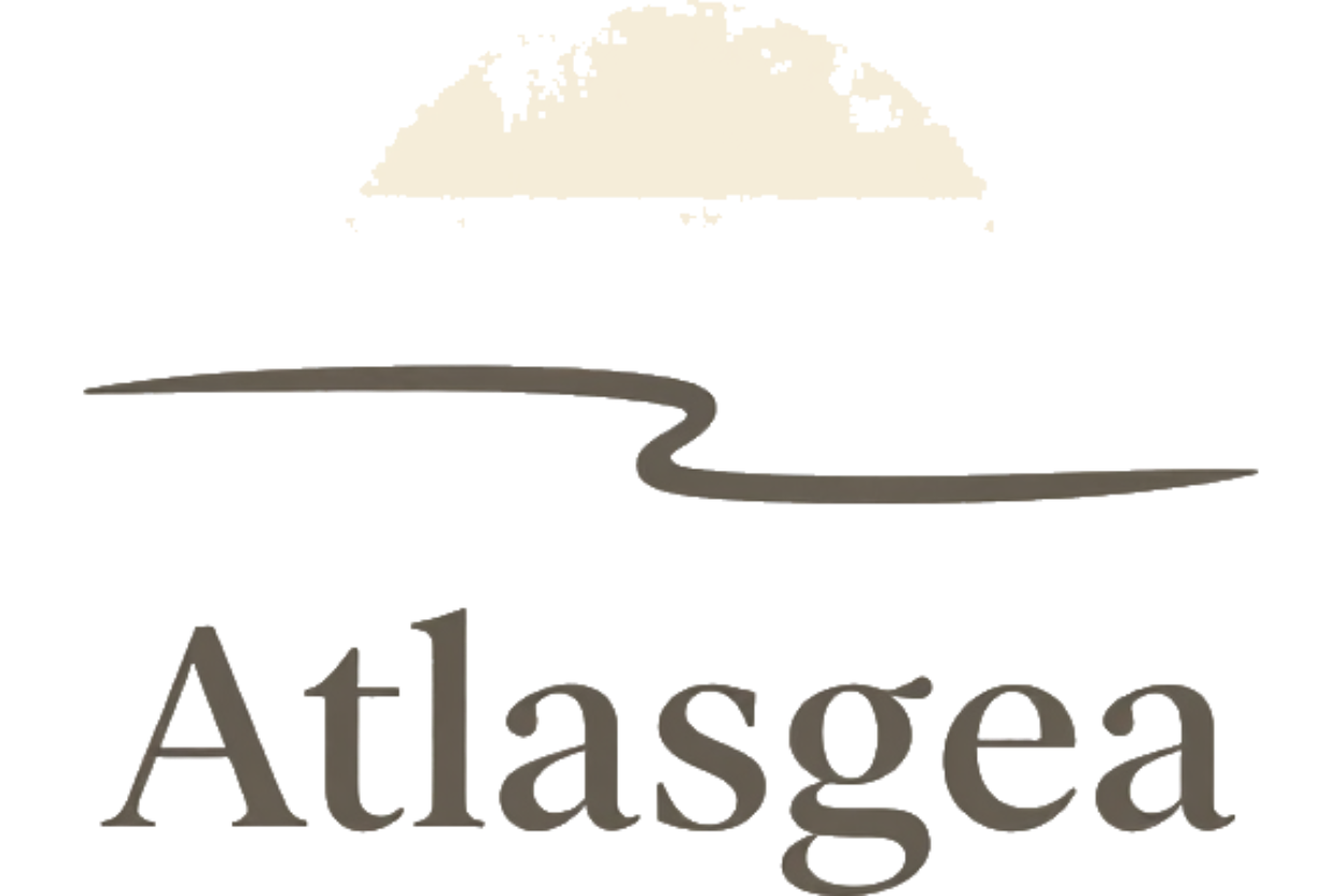 Logotipo de Atlasgea con un sol beige sobre una línea ondulada oscura y el nombre en texto marrón.