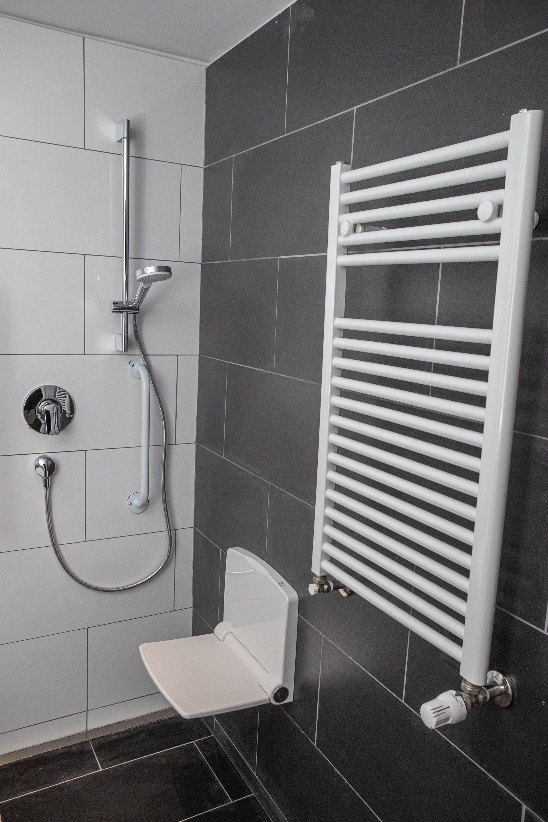 Un baño con toallero y aseo.