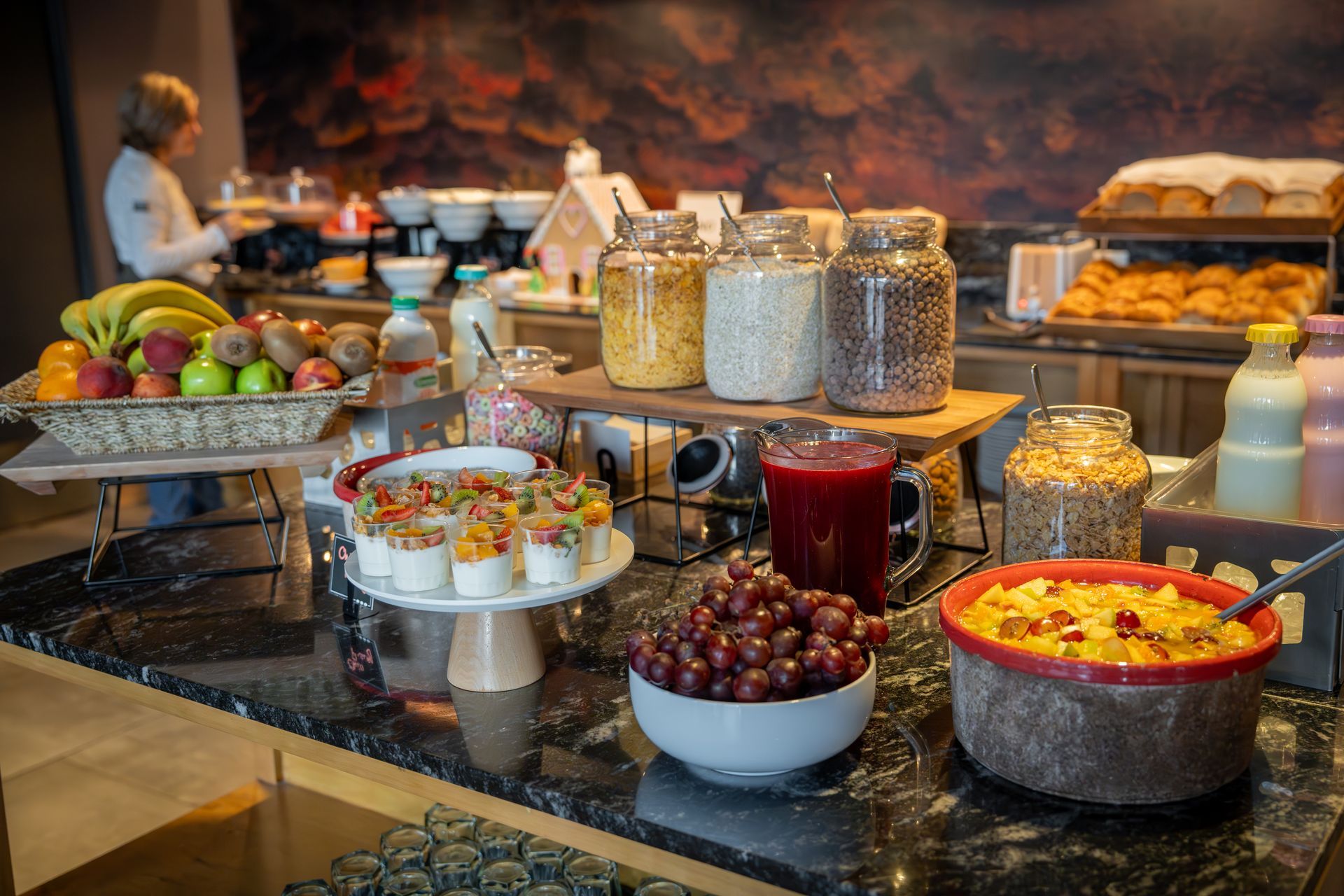 Una mesa de buffet con una variedad de alimentos y bebidas.