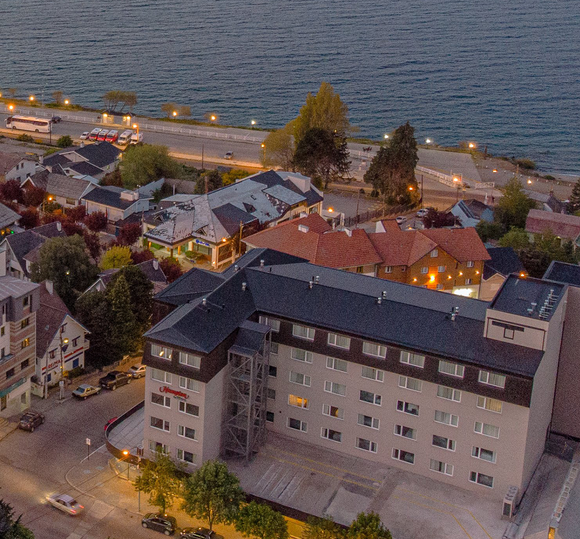 Imagen aérea del hotel Hampton by Hilton Bariloche Imagen aérea del hotel Hampton by Hilton Bariloche