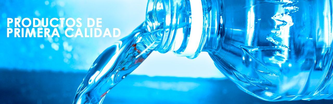 Agua saliendo de una botella; tono azul con texto
